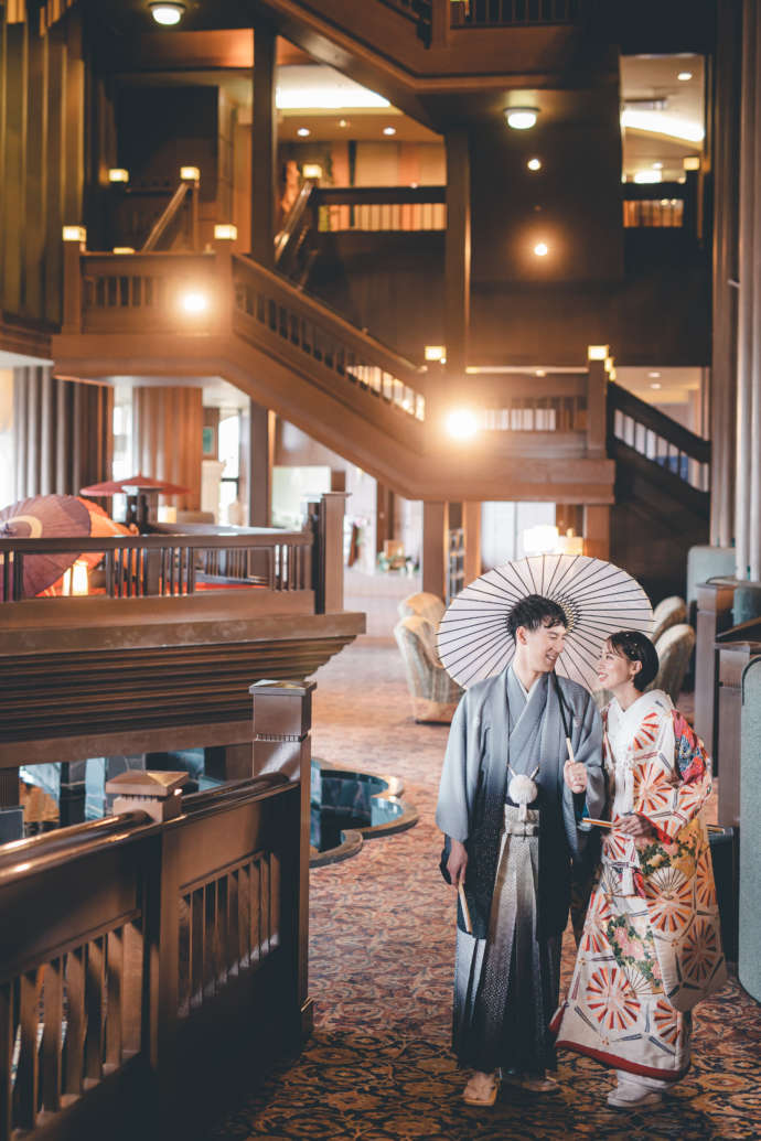 岩手県盛岡市の「ヒラトヤブライダルファッション」による洋館の中での撮影カット