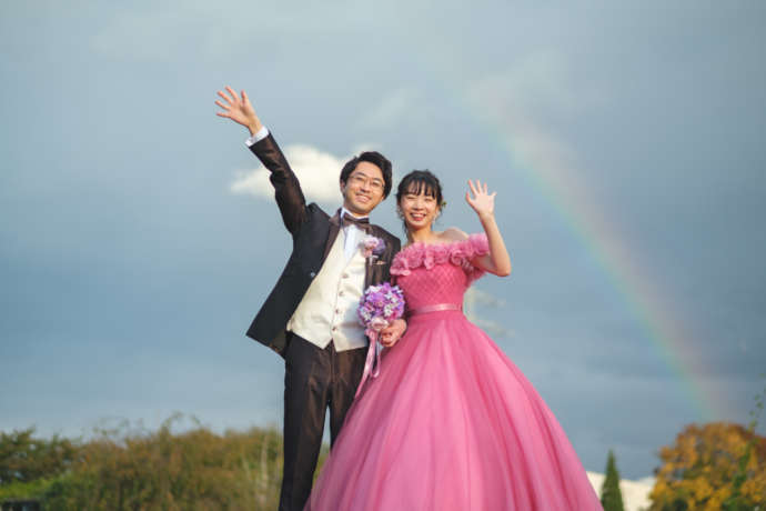 岩手県盛岡市にある「ヒラトヤブライダルファッション」が撮影した新郎新婦と虹
