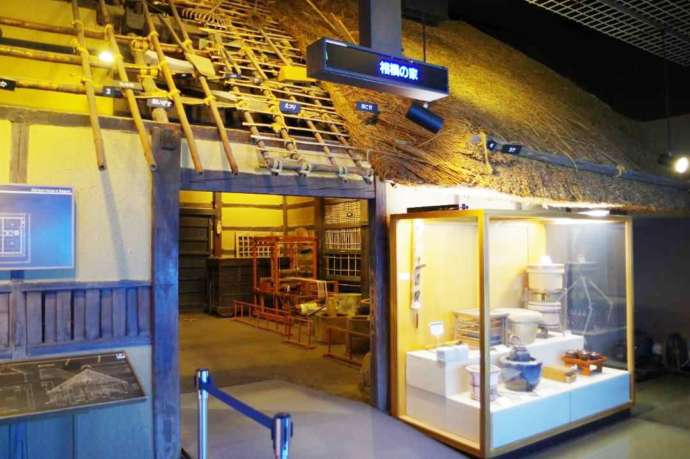 「平塚市博物館」1階に展示されている「相模の家」入口付近の様子