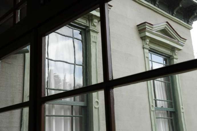 「旧弘前偕行社」に残る明治期の窓ガラス