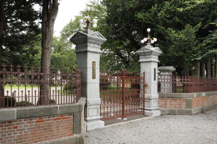 「旧弘前偕行社」の門柱と煉瓦塀