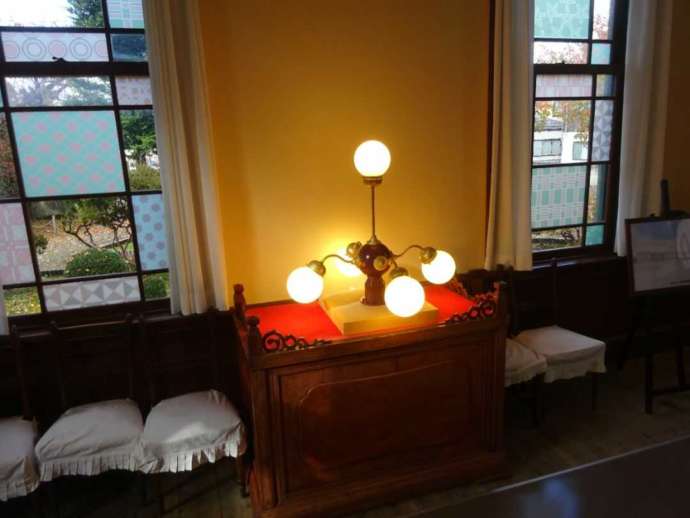 「旧弘前偕行社」館内で展示される門柱の電燈（冬季）