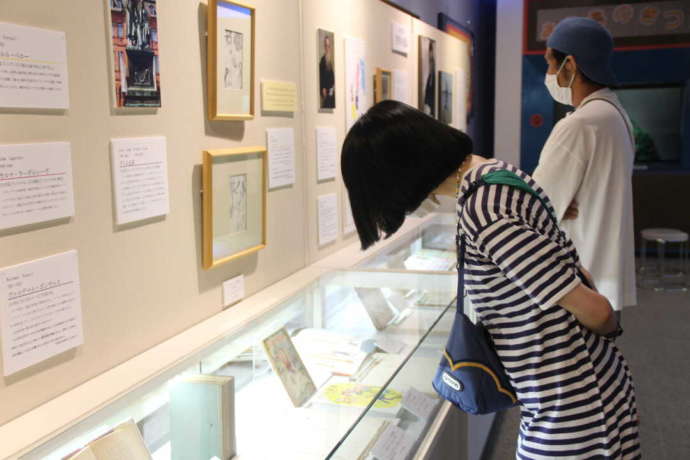 山形県東置賜郡高畠町にある「浜田広介記念館」の展示を見る人
