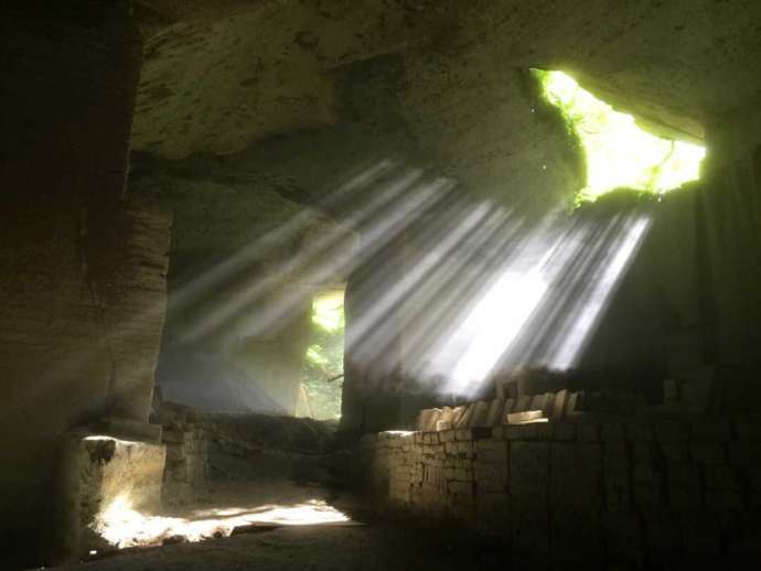 「大谷資料館」の地下採石場跡に自然光が射している様子