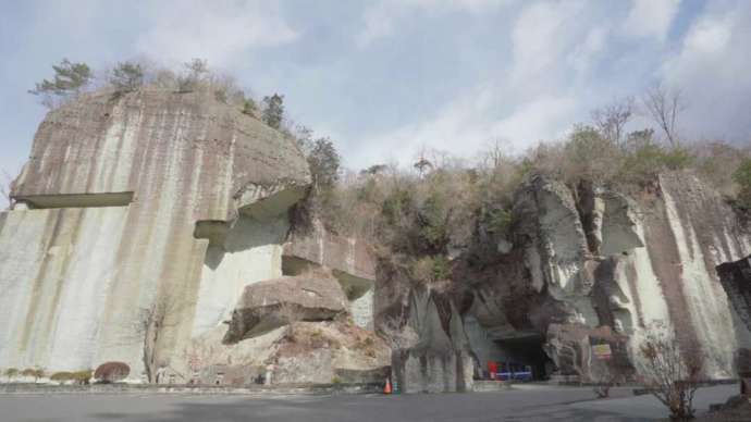 「大谷資料館」敷地内で見られる大谷石の山の岩肌