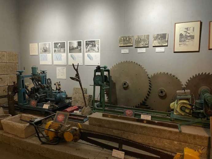 「大谷資料館」の資料展示室に展示される採石用の機械類