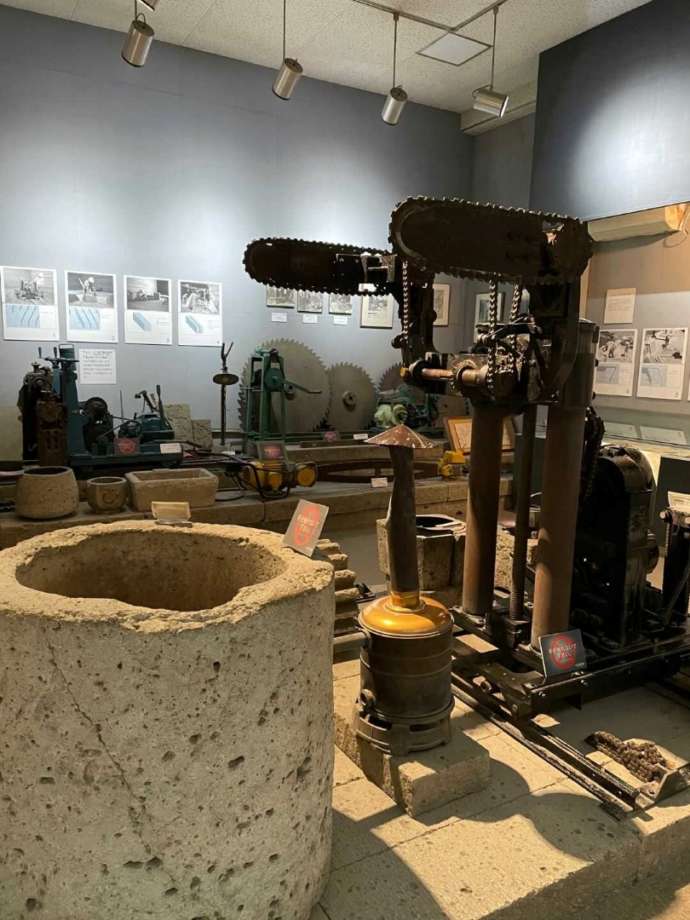 「大谷資料館」の資料展示室に展示されるアーム式の採掘機