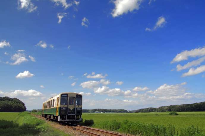 田園風景の中を走る海浜鉄道
