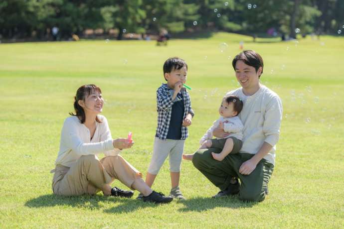 公園で遊ぶ家族