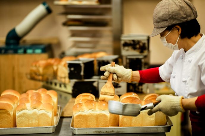 愛媛県北宇和郡鬼北町にある道の駅「日吉夢産地」でパンを作っている様子