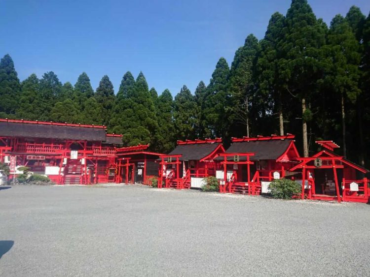 熊本県阿蘇郡の宝来宝来神社で拝殿が連なる様子