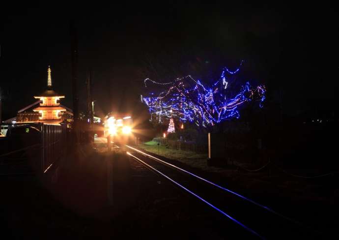 クリスマスイルミネーションが灯る夜の「北条鉄道」法華口駅と単行気動車