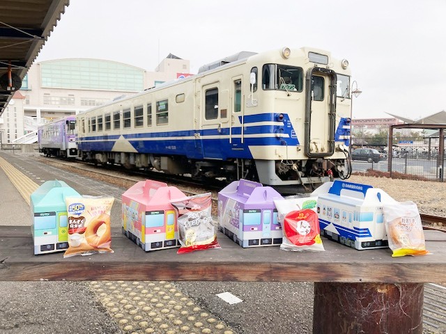 北条町駅で販売されるドーナツのオリジナルパッケージと単行気動車2両