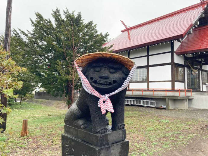 傘をかぶる江部乙神社の笑う狛犬