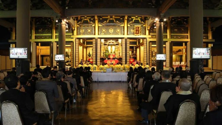 多くの人が拝観している東本願寺の御堂