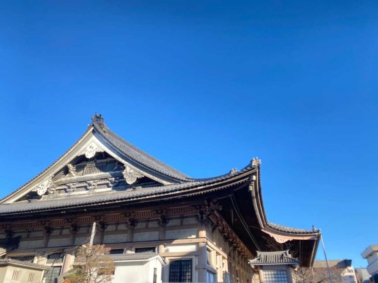 屋根の曲線まで美しい東本願寺の本堂