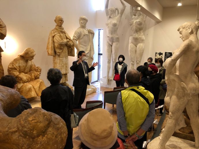 本郷新記念札幌彫刻美術館に集まる人々