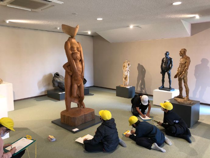 本郷新記念札幌彫刻美術館をスケッチする子どもたち
