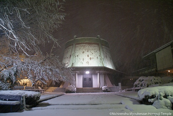 本立寺の本堂雪景色