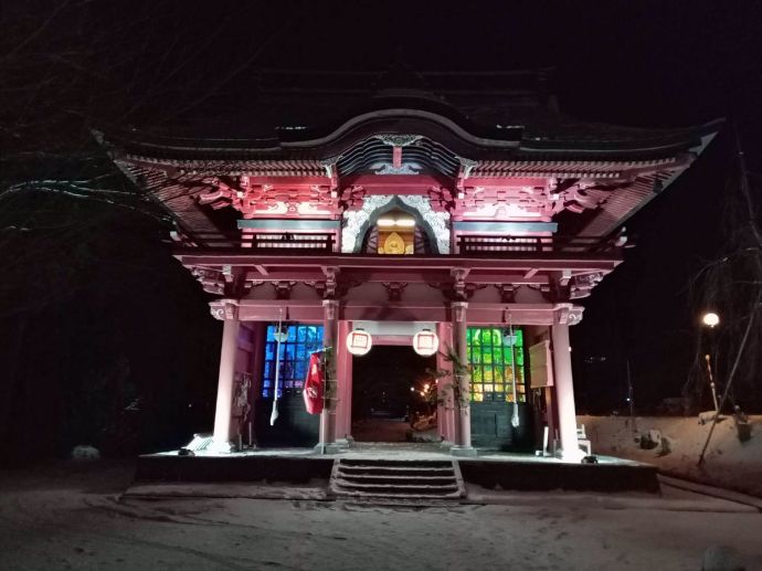 妙法寺にある赤門が12/31にライトアップされる様子
