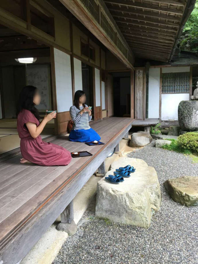 楽山荘の縁側で抹茶を嗜んでいる女性