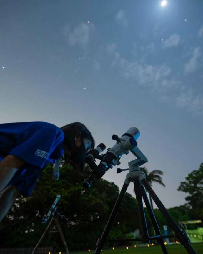 「星の専門店 星あそび」のイベントで沖縄の美しい星空を観測する様子