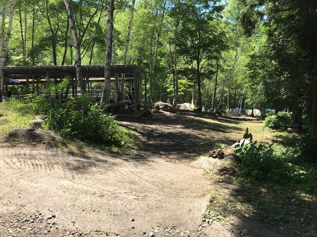 キャンプ場「憩いの森 後楽亭」の入口風景
