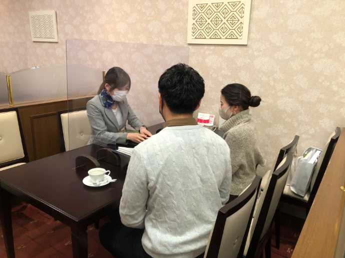 マスクをして接客をするホテル東日本宇都宮のスタッフ