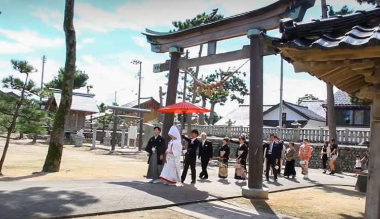 富山県射水市の神前結婚式ができる放生津八幡宮の参進