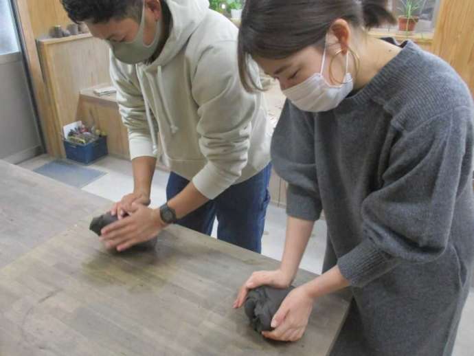 「備前焼窯元 宝山窯」での陶芸体験で使用する土を練っている様子
