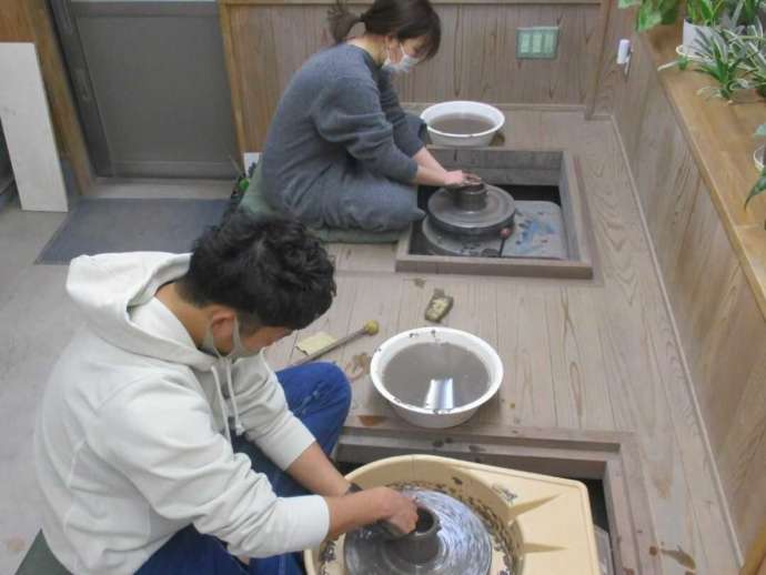 「備前焼窯元 宝山窯」での陶芸体験で電動ろくろを使って作品を制作する様子