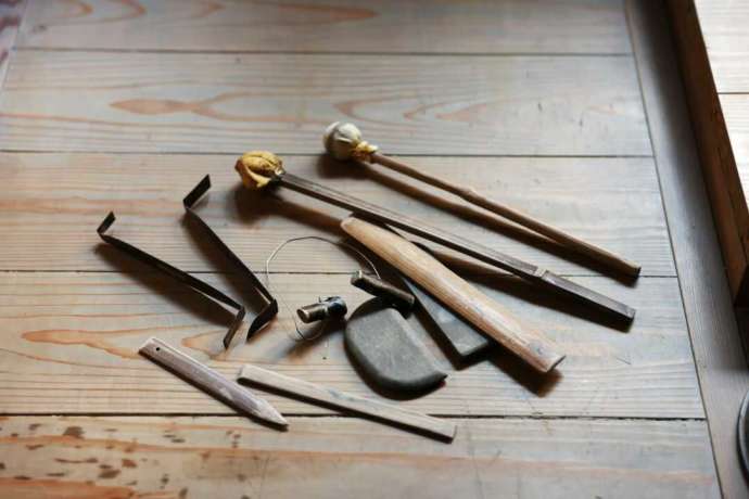 「備前焼窯元 宝山窯」での陶芸体験で使用する道具類