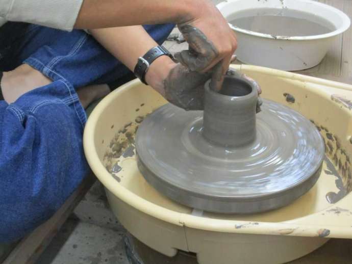 「備前焼窯元 宝山窯」での陶芸体験で電動ろくろを使っての作陶作業の様子