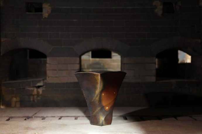 「備前焼窯元 宝山窯」の登り窯の内部と焼成後の作品