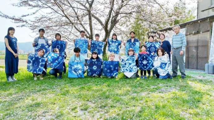 「京都ほづ藍工房株式会社」での藍染め体験に参加された皆さん