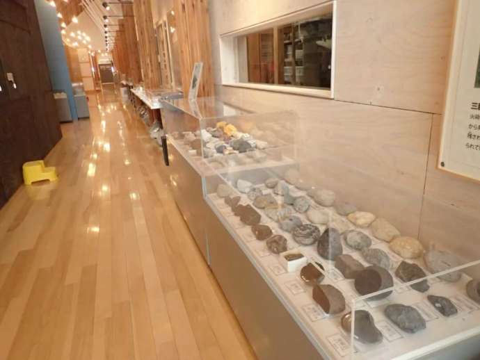 ひがし大雪自然館の岩石の展示