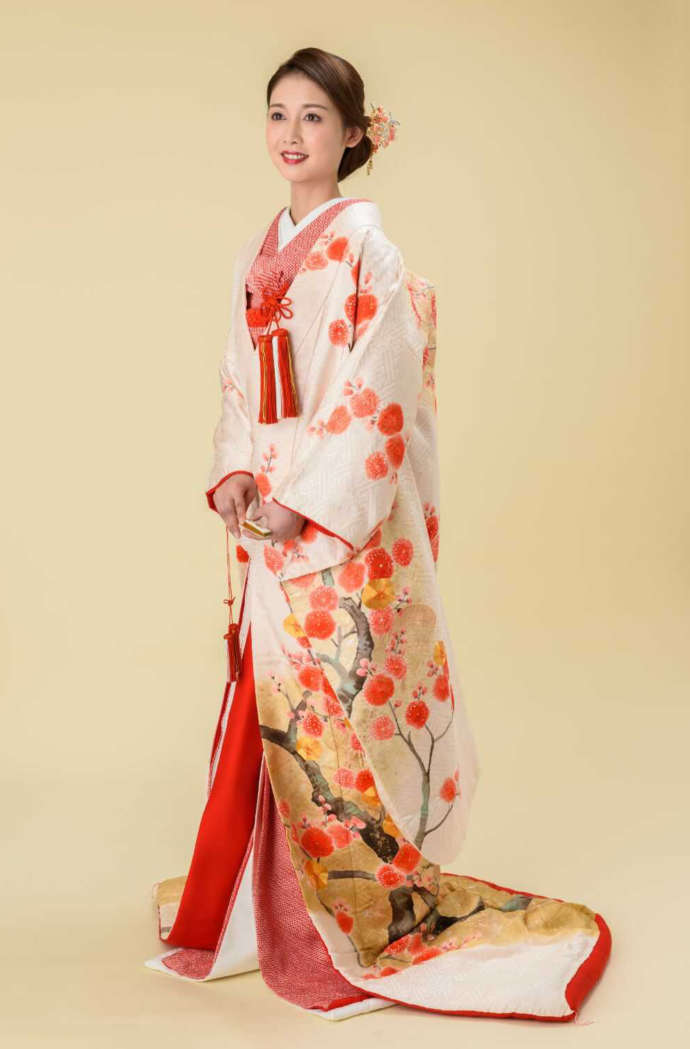 白地に紅梅の模様が美しい色打掛を着た和装モデル