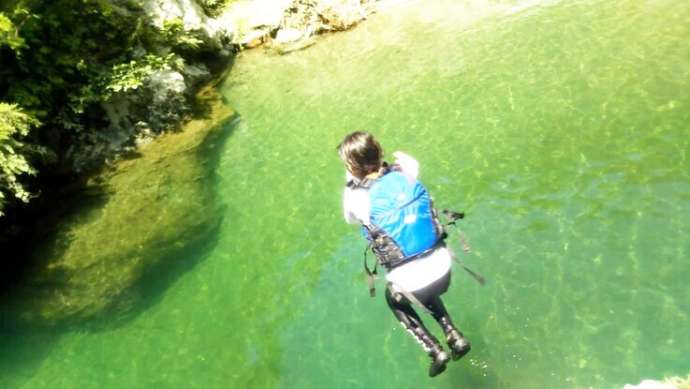 自然体験／まつさか香肌峡 i sierraのアクティビティ体験で川に飛び込む様子
