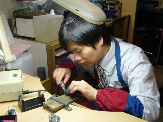 「宝石のタカセ・マイリングスタジオ」でエンゲージリングを成形する男性