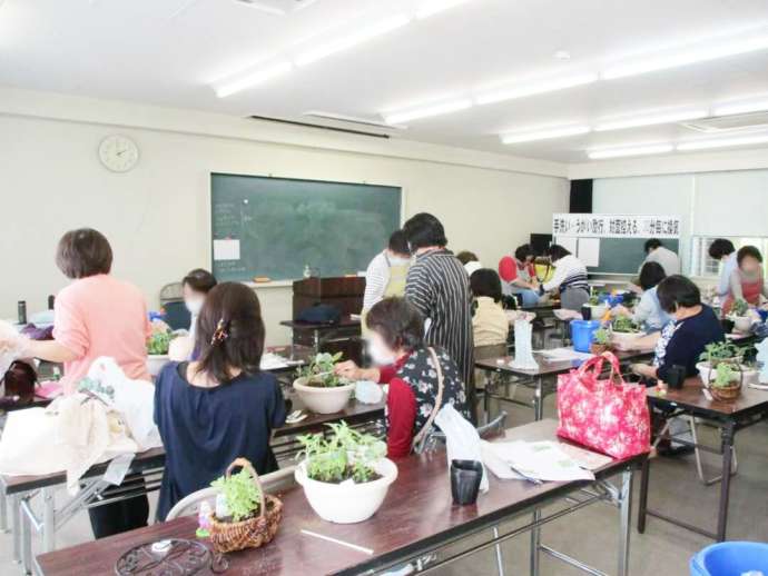 茨城県那珂市にある茨城県植物園でハーブ＆アロマクラフト教室が開催されている様子