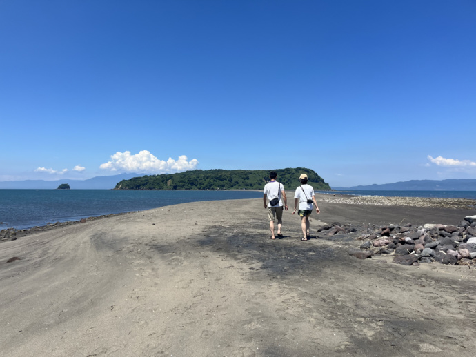 鹿児島県指宿市にある知林ヶ島へ歩いて向かう人々