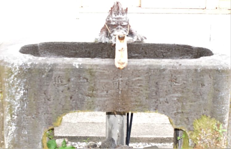 鹿児島県指宿市にある揖宿神社のお手水鉢