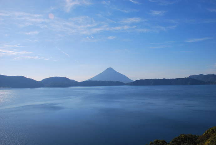 指宿市にある九州一の広さも持つ池田湖の写真