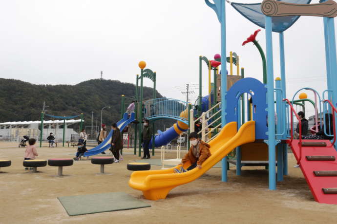 指宿市にあるいぶすきフットボールパークの遊具で遊ぶ子供たち