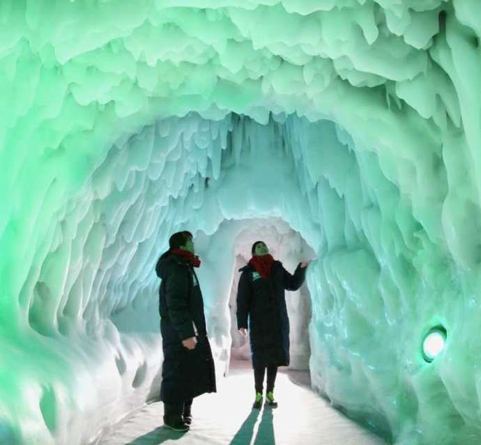 北海道アイスパビリオンの氷のトンネル