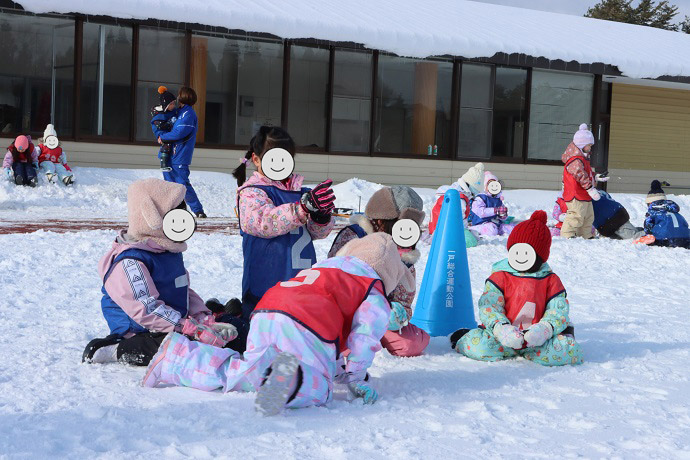 雪遊びをしている子どもたち