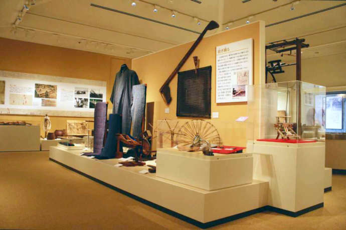 物の流通や手工業について紹介されている展示室「人と暮らし」