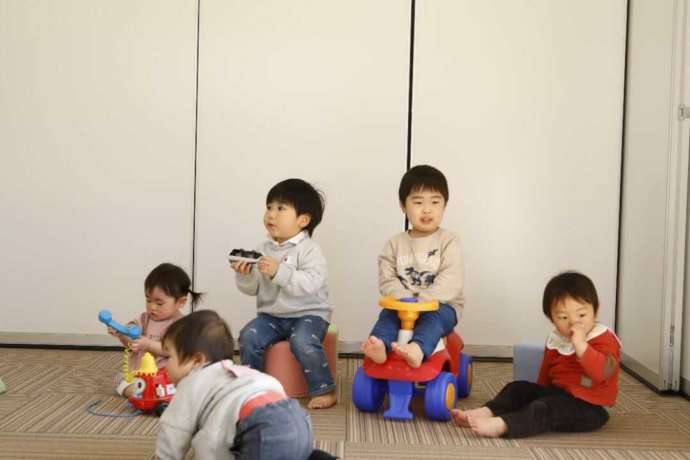 いいっ子センターで遊ぶ乳幼児や幼児