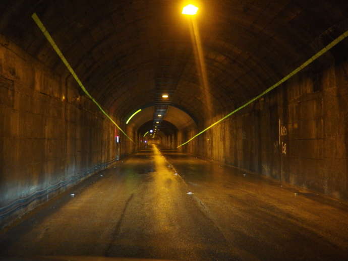 「奥只見シルバーライン」の異世界に迷い込んだようなトンネル