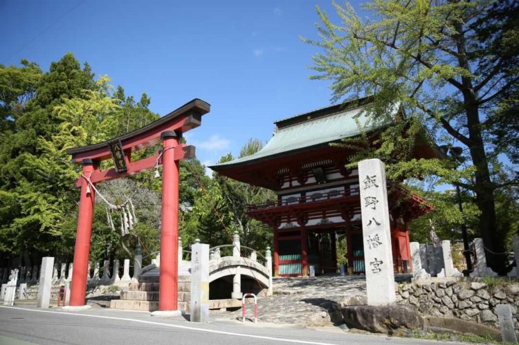 福島県にある「飯野八幡宮」の大鳥居と楼門